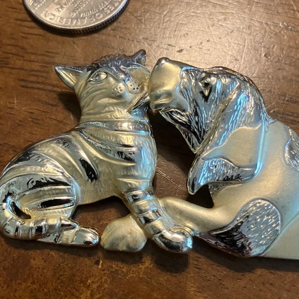 Rare 80s AJC “Love Friends” Cat Dog Hound Tabby Brooch Pin Two Tone Mixed Metals - Picture 5 of 5